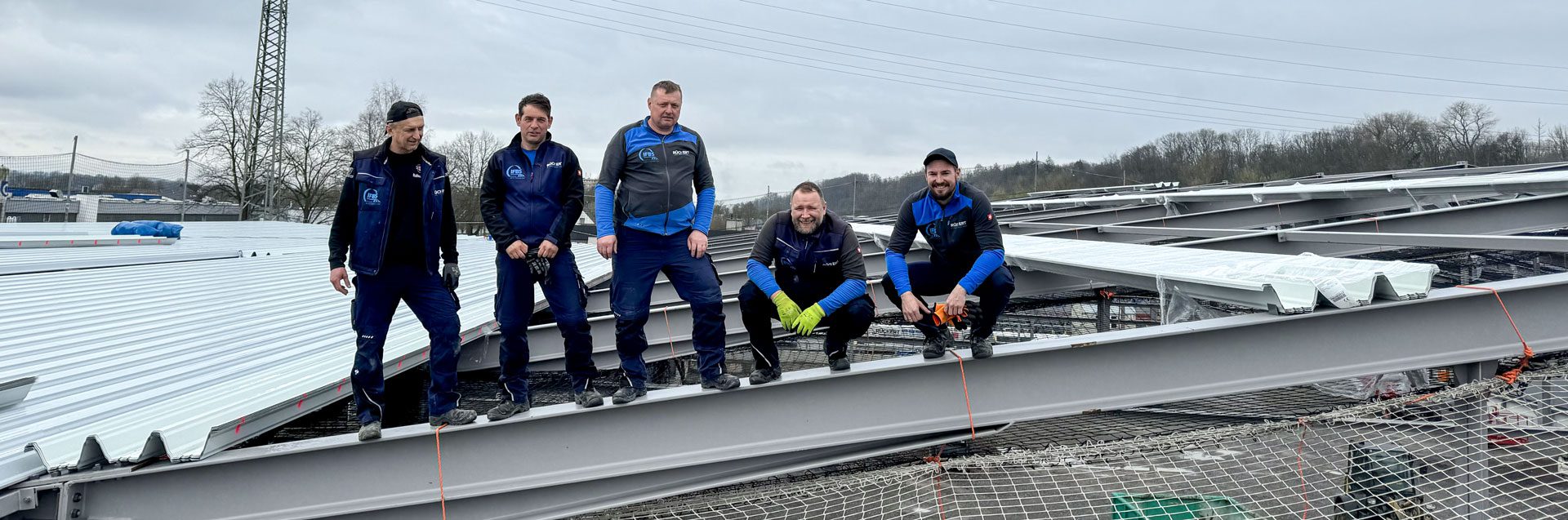 Team Elementbau Rückert auf Dachkonstruktion